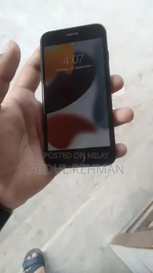 32GB iPhone 7 Mobile Smartphone with Battery Pack