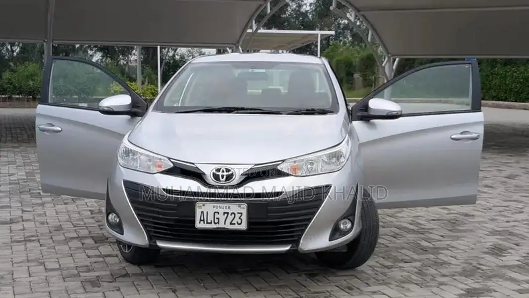 Toyota Yaris 1.3 Ativ CVT Sedan Silver Auto