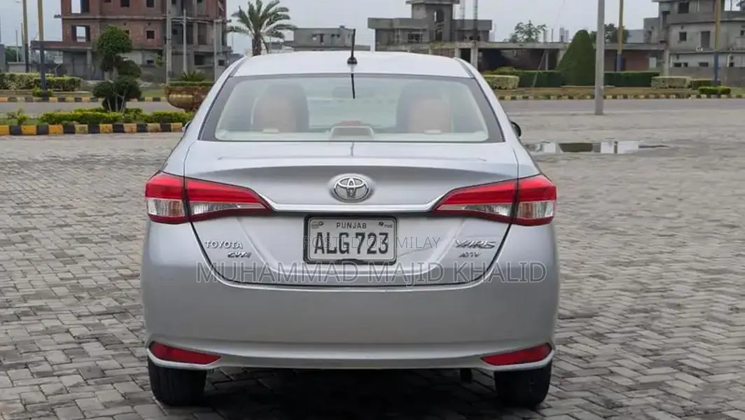 Toyota Yaris 1.3 Ativ CVT Sedan Silver Auto