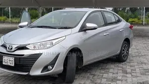 Toyota Yaris 1.3 Ativ CVT Sedan Silver Auto