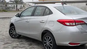 Toyota Yaris 1.3 Ativ CVT Sedan Silver Auto