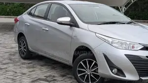 Toyota Yaris 1.3 Ativ CVT Sedan Silver Auto