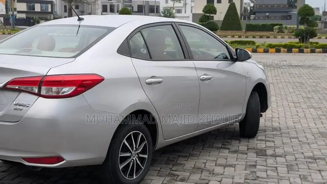 Toyota Yaris 1.3 Ativ CVT Sedan Silver Auto