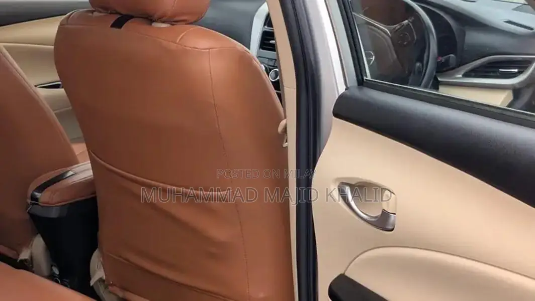 Toyota Yaris 1.3 Ativ CVT Sedan Silver Auto