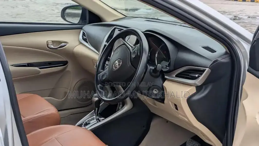 Toyota Yaris 1.3 Ativ CVT Sedan Silver Auto