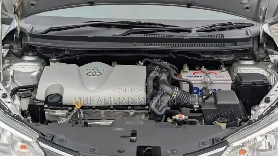 Toyota Yaris 1.3 Ativ CVT Sedan Silver Auto