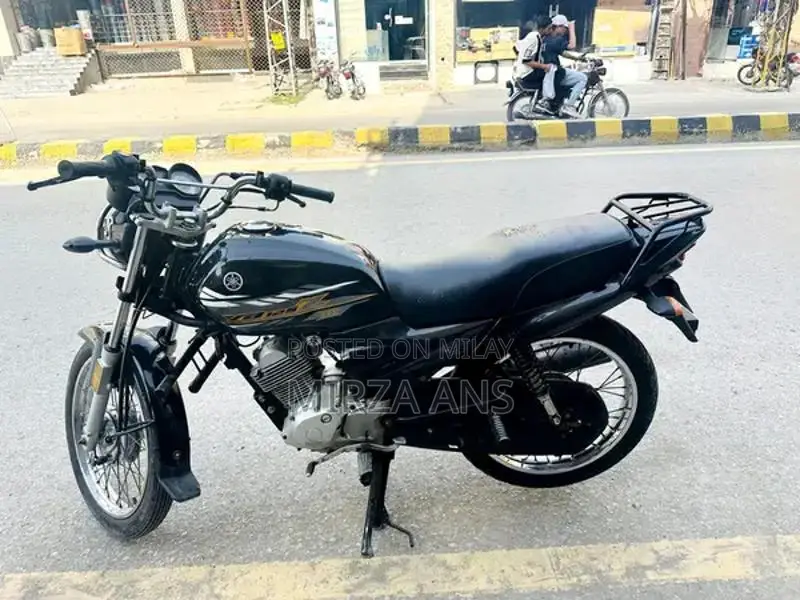 Yamaha YB125Z Black Edition Motorcycle