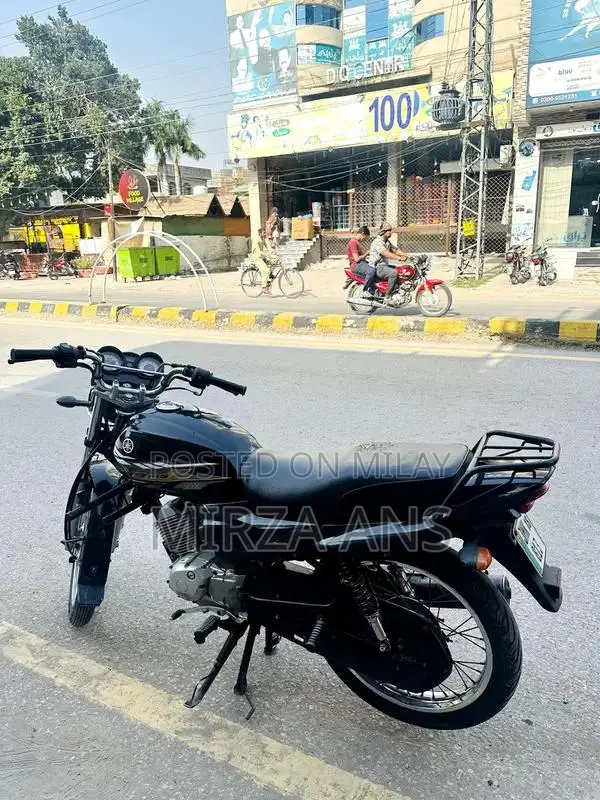 Yamaha YB125Z Black Edition Motorcycle