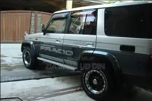 Photo - Toyota Land Cruiser 4x4 SUV with 1KZ Engine and Sunroof
