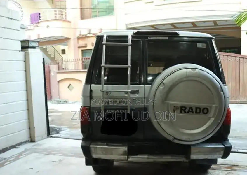Toyota Land Cruiser 4x4 SUV with 1KZ Engine and Sunroof