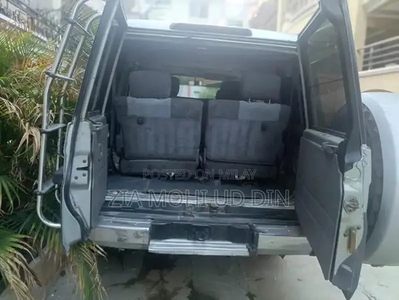 Toyota Land Cruiser 4x4 SUV with 1KZ Engine and Sunroof