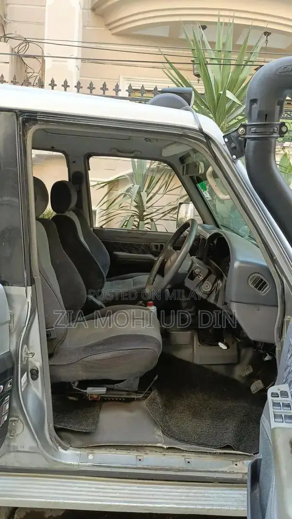 Toyota Land Cruiser 4x4 SUV with 1KZ Engine and Sunroof