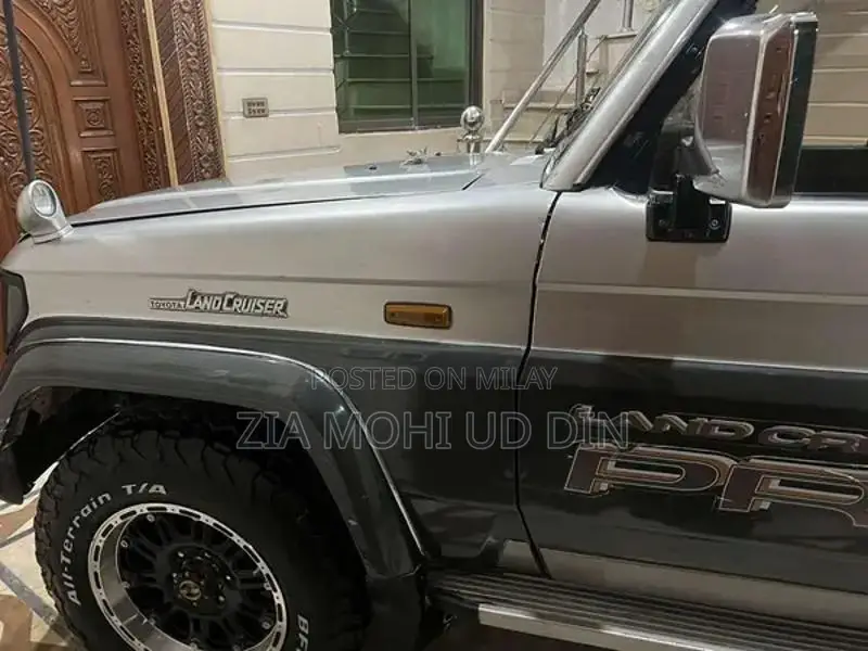 Toyota Land Cruiser 4x4 SUV with 1KZ Engine and Sunroof