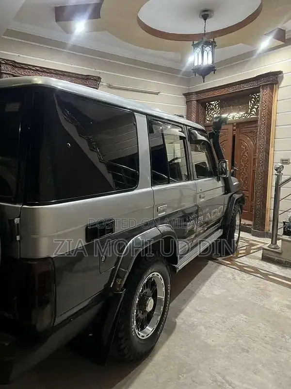 Toyota Land Cruiser 4x4 SUV with 1KZ Engine and Sunroof