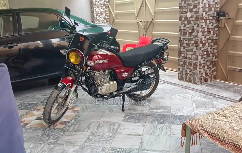 Suzuki GS150 SE Motorcycle - Second Owner, Low Mileage
