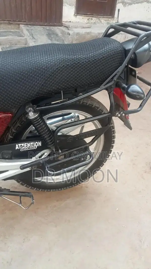 Suzuki GS150 SE Motorcycle - Second Owner, Low Mileage