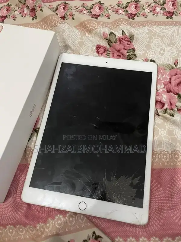 Apple iPad 8th Generation 32GB Tablet with Cracked Screen