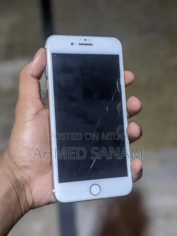 Apple iPhone 7 Plus 128GB Smartphone with Cracked Screen