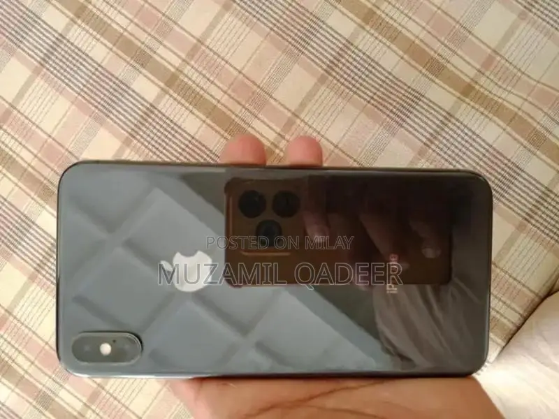 iPhone XS Max Smartphone with Face Lock and Water Pack