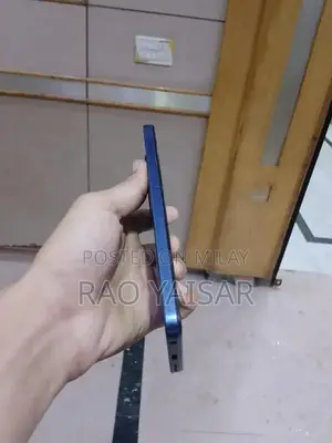 Pristine Smartphone with Large Storage and Complete Accessories