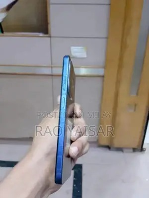 Pristine Smartphone with Large Storage and Complete Accessories