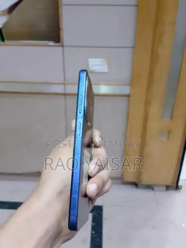 Pristine Smartphone with Large Storage and Complete Accessories