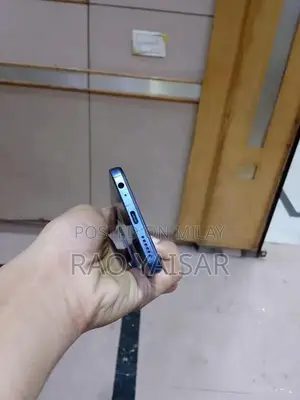 Pristine Smartphone with Large Storage and Complete Accessories