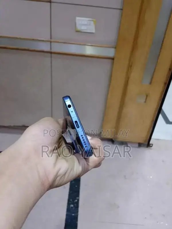 Pristine Smartphone with Large Storage and Complete Accessories