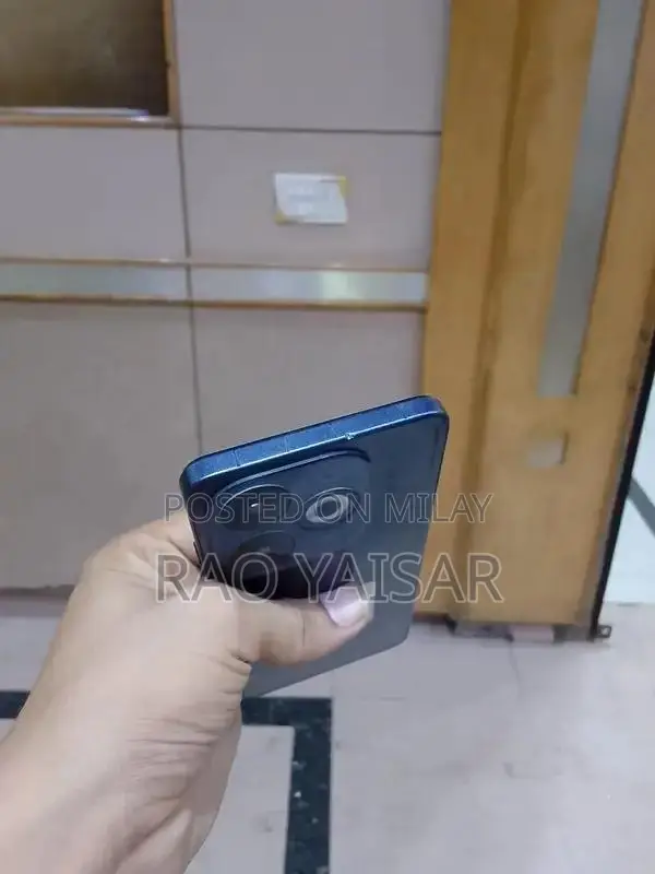 Pristine Smartphone with Large Storage and Complete Accessories