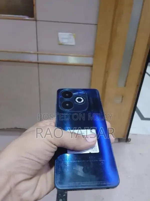 Pristine Smartphone with Large Storage and Complete Accessories