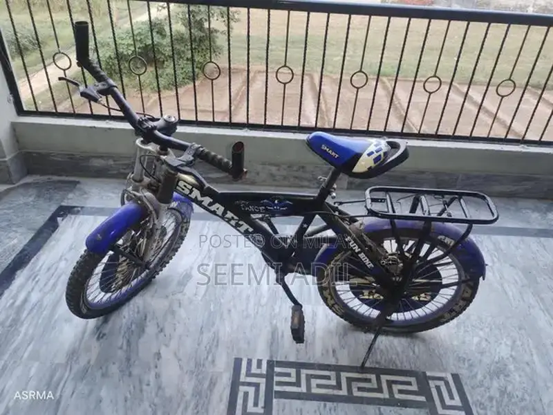 Versatile White Sports Bag for Athletic Gear