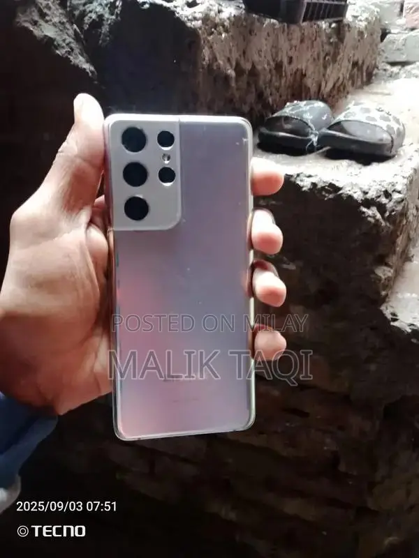 Advanced Smartphone with Dual Camera System