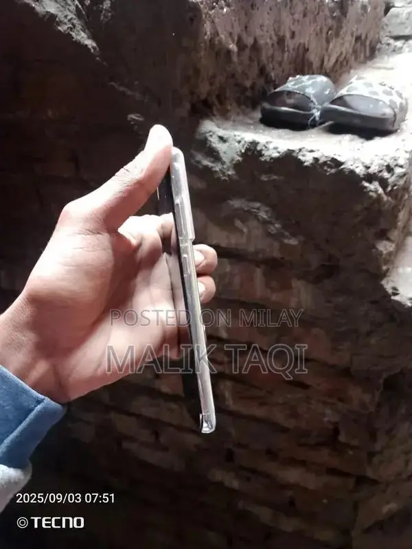 Advanced Smartphone with Dual Camera System