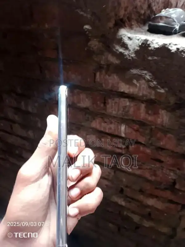 Advanced Smartphone with Dual Camera System