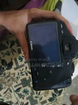 Canon EOS 550D DSLR Camera with 75-300mm Lens Kit