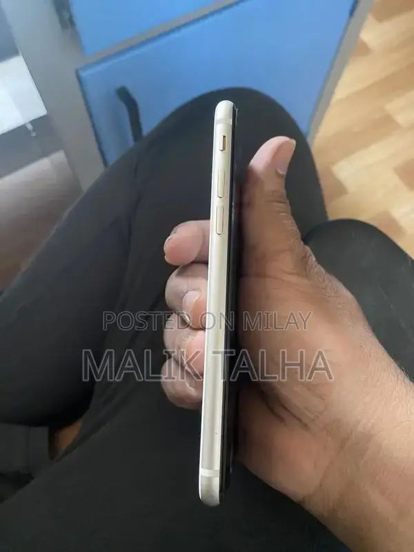 iPhone SE 2022 64GB Smartphone Water Packed Unlocked Device