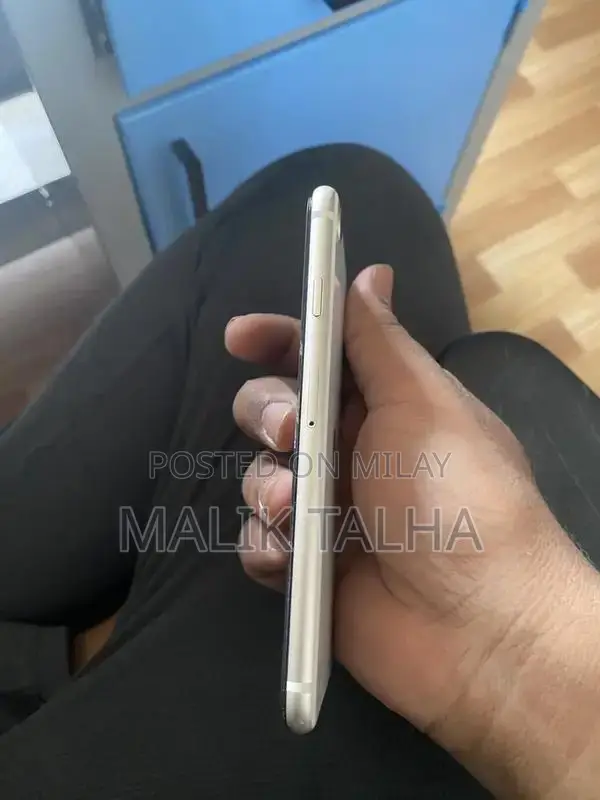 iPhone SE 2022 64GB Smartphone Water Packed Unlocked Device