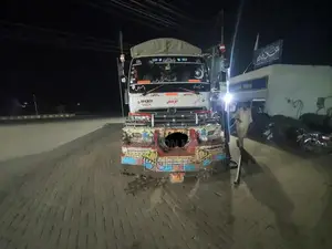 Photo - Hino J4 Commercial Truck - Reliable Heavy-Duty Work Vehicle