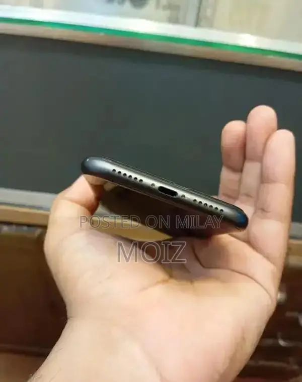 Apple iPhone 11 Smartphone with 89% Battery Health