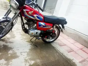 Photo - 2018 Honda 125cc Motorcycle - Low Mileage, Excellent Condition