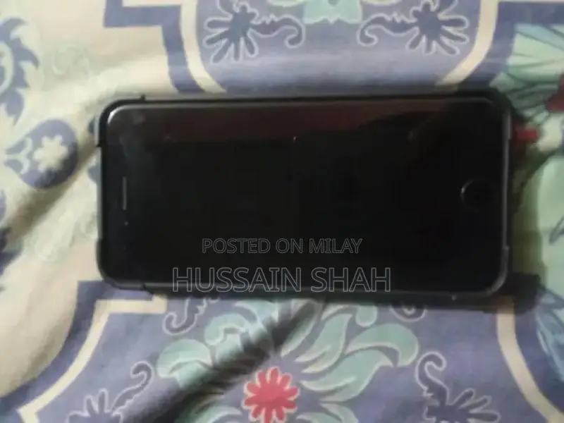 iPhone 7 32GB - Functional Device with Minor Issues