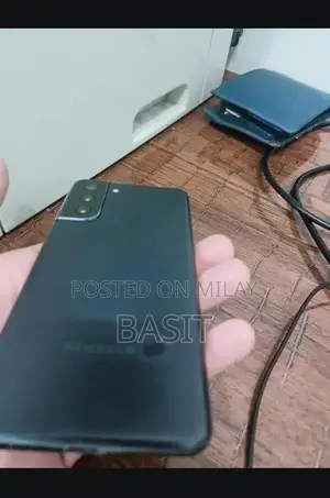 Samsung Galaxy S21 FE 5G Smartphone with Advanced Display