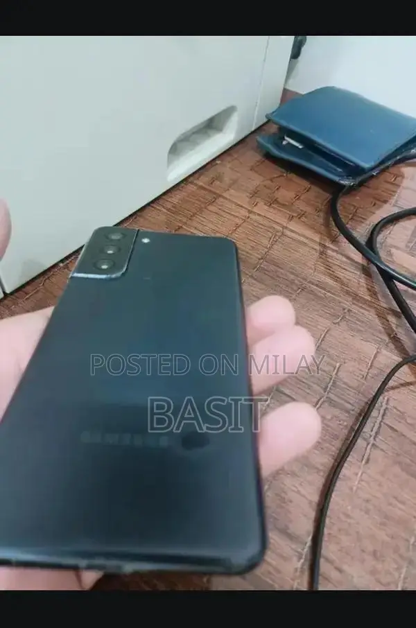 Samsung Galaxy S21 FE 5G Smartphone with Advanced Display