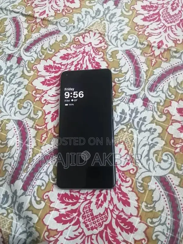 High-Performance 5G Smartphone with Advanced Camera System