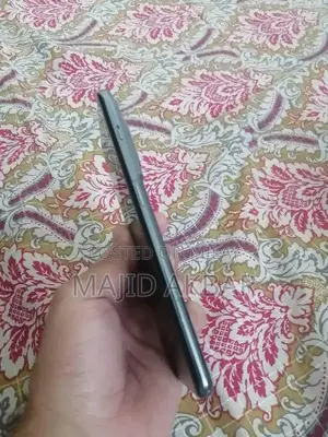 High-Performance 5G Smartphone with Advanced Camera System