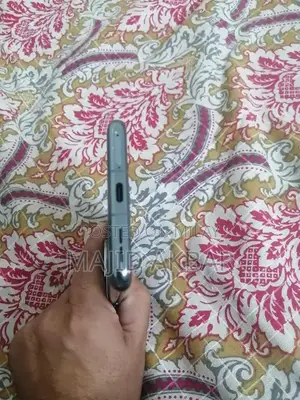 High-Performance 5G Smartphone with Advanced Camera System