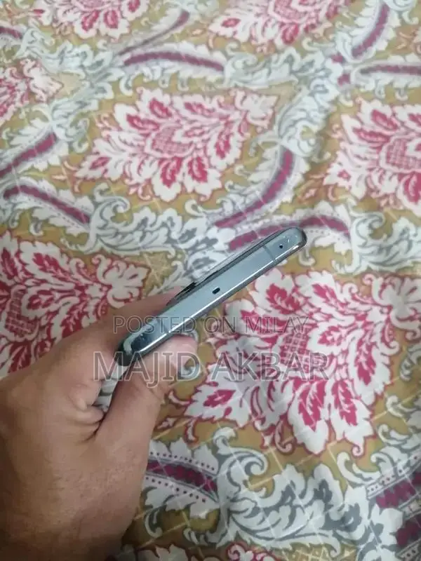 High-Performance 5G Smartphone with Advanced Camera System