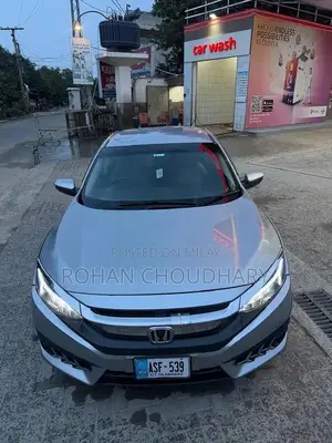 Photo - Honda Civic 2017 Silver Hardtop Sedan