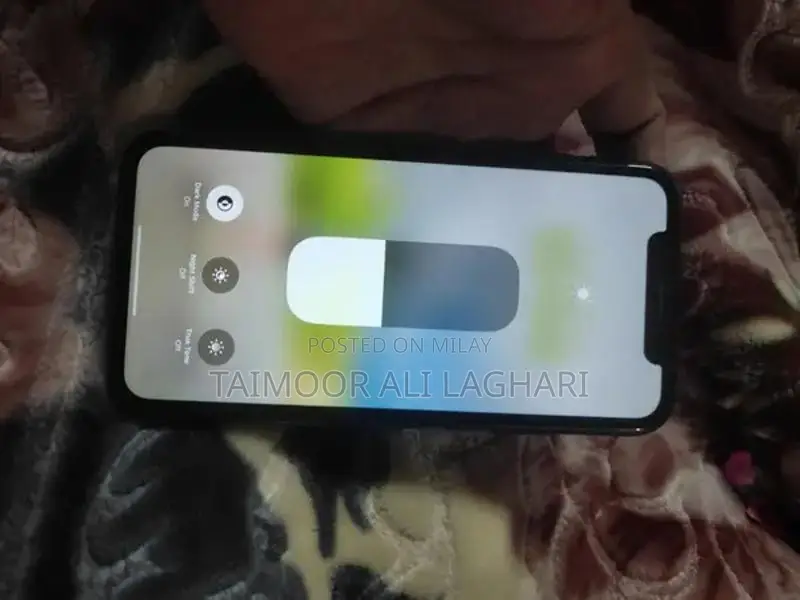 Apple iPhone XR 64GB Smartphone with True Tone Display