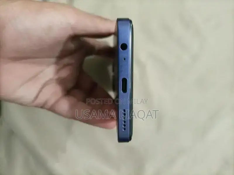 Smartphone with Excellent Condition and Original Accessories